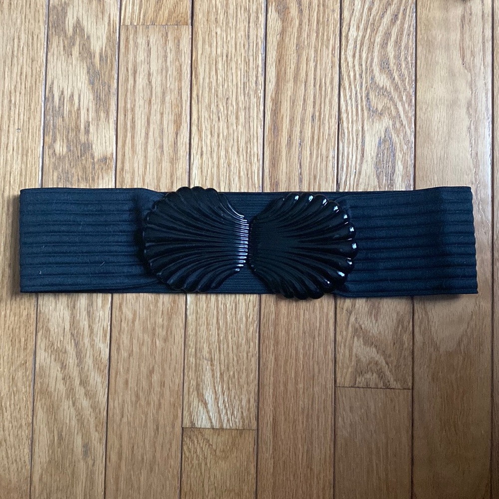 Elastic belt with shell motif buckle